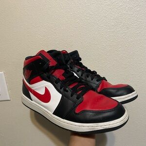 Men's Nike Jordan 1 mid Bred toe
